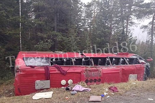 На трассе в Югре автобус с пассажирами вылетел в кювет. Есть жертвы