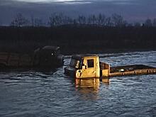 Команда спасателей эвакуировала людей из заглохшего на реке грузовика в Забайкалье