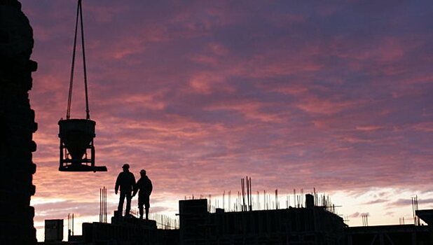 Спасшая в Петербурге рабочих крановщица получит медаль от МЧС