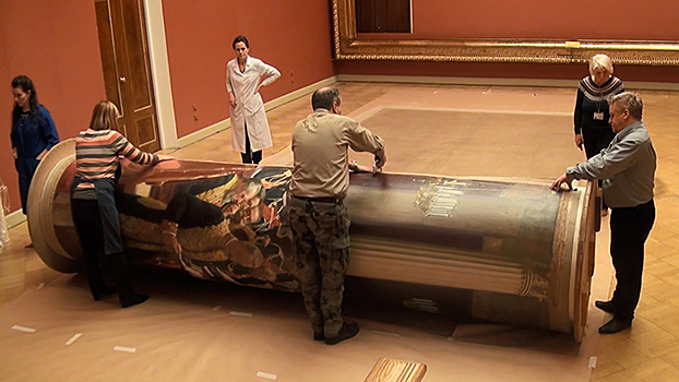 В Русском музее скрутили написанную по заказу Николая II самую большую картину Репина: видео
