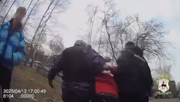 В Нижегородской области мужчина напал на женщину с ребенком
