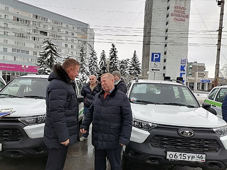 Курским районным больницам вручили ключи от автомобилей