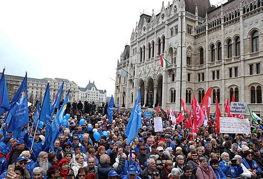 Венгерская оппозиция вышла на митинг с требованием прямых выборов президента