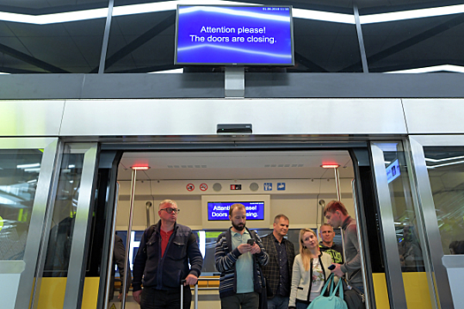 В аэропорту "Шереметьево" возникли очереди к межтерминальным поездам и автобусам