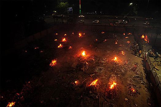 Умерших от коронавируса начали сжигать в столичных парках в Индии