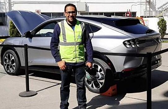 Первый Ford Mustang Mach-E сходит с конвейера