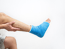 В Белогорске управляющую компанию обязали заплатить мужчине, который на скользком тротуаре сломал бедренную кость