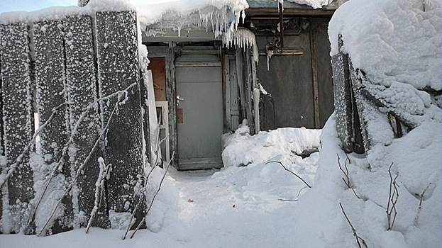 Создатель школы выживания в Ноябрьске пытается выжить в рассыпающемся бараке. ВИДЕО