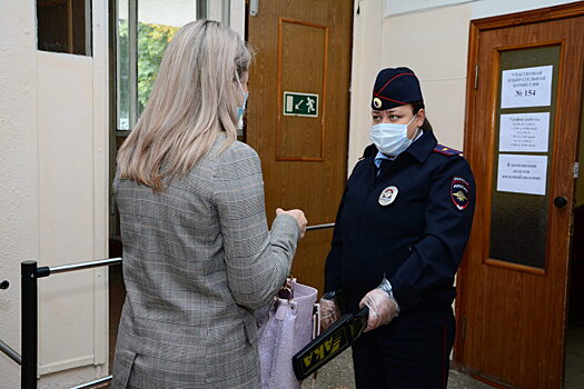 Павел Гаврилин проверил несение службы полицейскими на избирательных участках