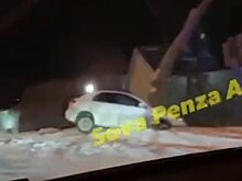 В Пензе иномарка слетела с дороги и едва не врезалась в забор