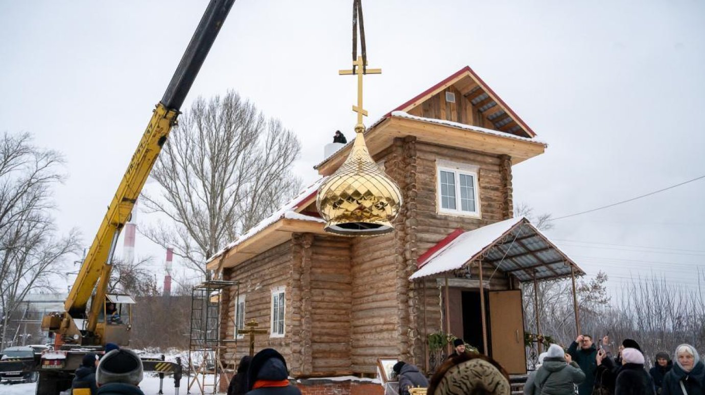 На КПД освятили кресты и купола строящегося храма