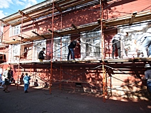 Порядка 40 волонтеров культуры приступили к покраске фасада Дома Волкова в Вологде