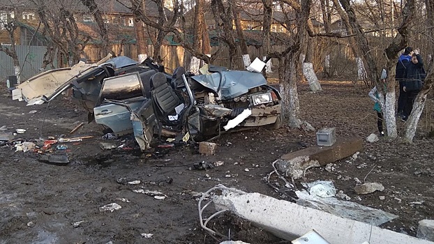 Четырех пострадавших извлекли из авто, которое влетело в столб в Соколе