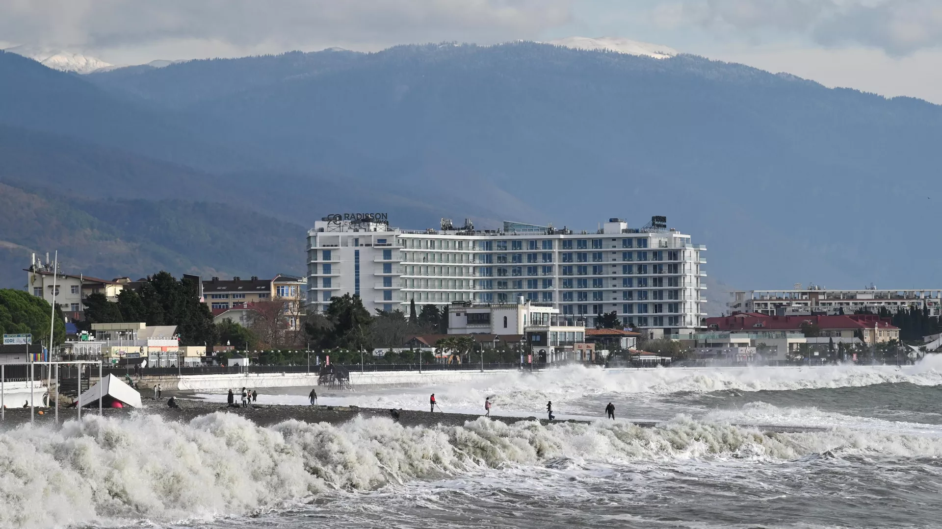 В Сочи брат и сестра решили поплавать на сапбордах и едва не оказались в открытом море