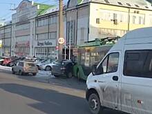 В Казани троллейбус врезался в легковой автомобиль