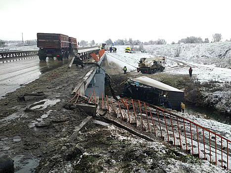 Пензенец погиб при падении фуры с моста в реку в Башкирии