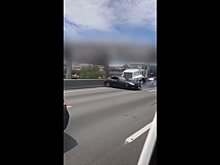 Водитель грузовика наехал на легковушку и тащил ее спереди два километра – видео