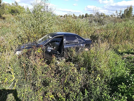 Получили удар сзади и улетели в кювет: «Нива» на светофоре влетела в «Ладу» и скрылась с места ДТП