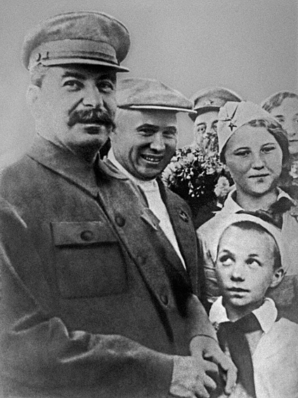 Генеральный секретарь ЦК ВКП(б), член Политбюро Иосиф Сталин (слева) и 1-й секретарь МК и МГК ВКП(б) Никита Хрущев среди пионеров на всесоюзном параде физкультурников, 1936 год