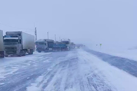 В Новосибирской области грузовик столкнулся с автобусом на трассе