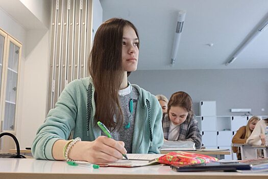 Шоу профессий: ученики школы №1034 узнали о профессиях маляра и клоуна