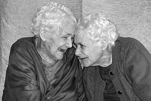 В Великобритании скончались самые старые в мире близнецы
