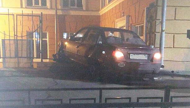 Врезавшаяся в университет 18-летняя девушка угнала автомобиль (видео)