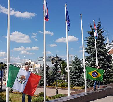 Около здания самарской мэрии подняли флаги Бразилии и Мексики