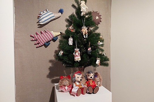 Из сгоревшего музея на выставку привезли «ежиную» ёлку и старинные топоры