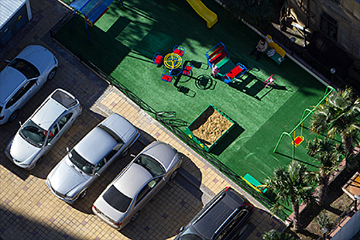 Верховный суд разрешил парковаться на газонах и детских площадках в Удмуртии