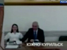 Мэр Южно-Курильска извинился за приставания к заместительнице на видеоконференции