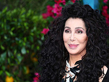 Певица Шер вышла на публику в карго с топом на молнии