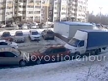 В Оренбурге «ГАЗель» протащила за собой несколько припаркованных машин