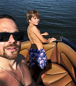 Симпатичный мальчик: Чадов опубликовал кадры с сыном от Дитковските