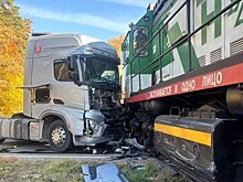 В Татарстане тягач столкнулся с локомотивом поезда на въезде в промзону
