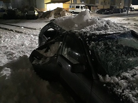 «Машину можно выбросить»: нижегородцы страдают от льда, падающего с крыш
