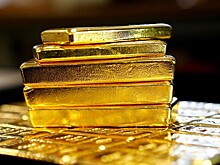 Золото дешевеет на ослаблении опасений за мировую экономику