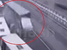 В Воронежской области фура протаранила колонну грузовиков и автобусов Росгвардии, второй водитель тягача погиб