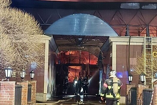 Погибший обнаружен на полыхающем рынке в Петербурге