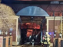 Погибший обнаружен на полыхающем рынке в Петербурге