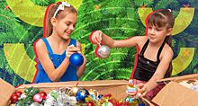 Детский психолог Наумова объяснила, почему важно убирать новогоднюю елку вместе с детьми
