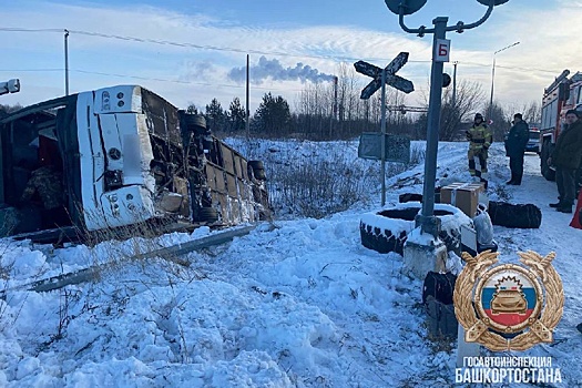 Автобус с вахтовиками опрокинулся в Башкирии