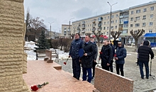 Несовершеннолетние осужденные возложили цветы к памятнику под Волгоградом