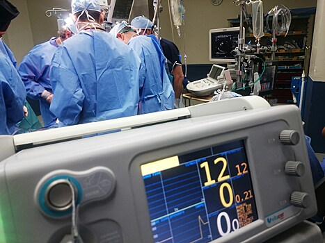 Женщина умерла из-за того, что робот-хирург «прожег ей дыру в кишечнике»