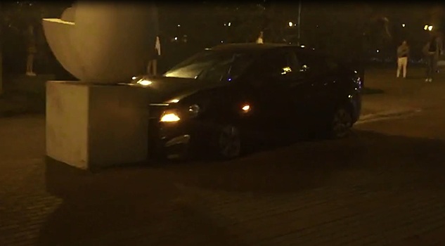 Вот и погоняли: в центре Уфы, иномарка протаранила статую