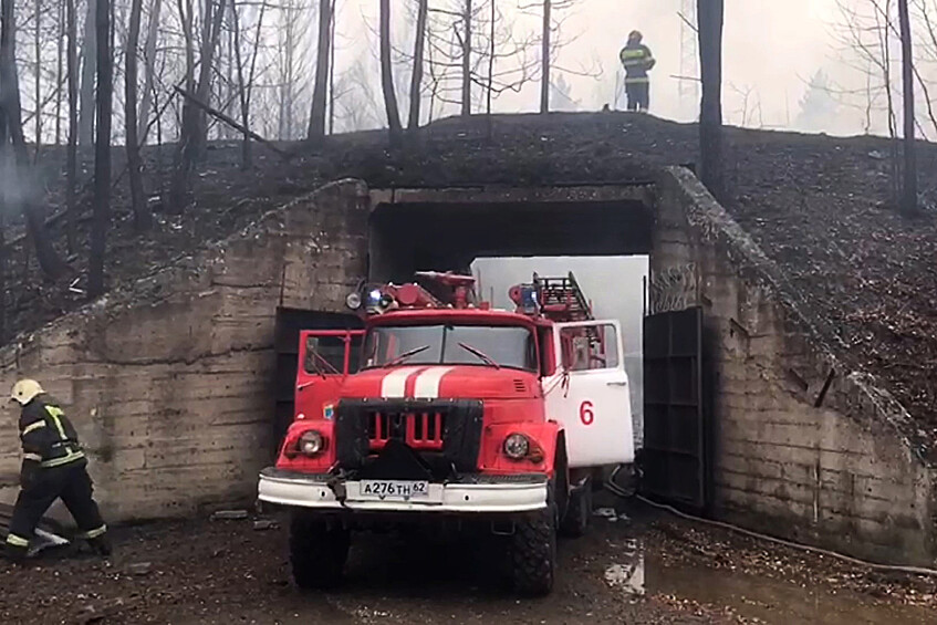 У одного из цехов завода «Эластик» в поселке Лесное Шиловского района, где произошел взрыв, 22 октября 2021 года