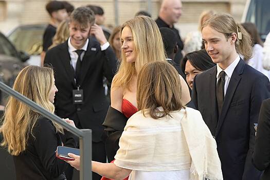 17-летний сын Натальи Водяновой появился на публике с женским аксессуаром