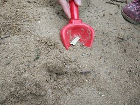 Коммунальные службы обновили песок на одной из детских площадок