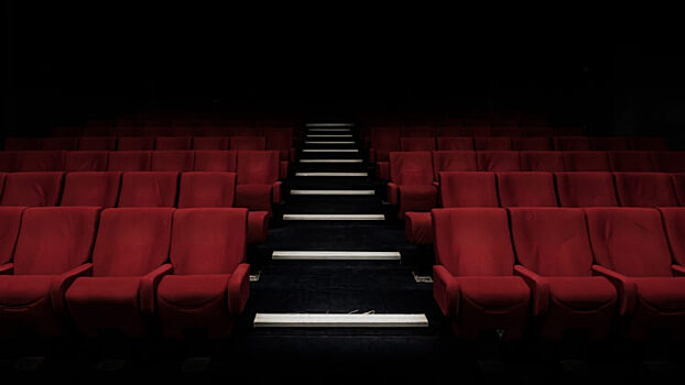 Власти помогут кинотеатрам деньгами, но «параллельного проката» не будет