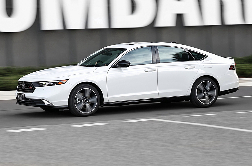 #14: Honda Accord — 450,8 тысячи (- 6%). Седан Honda Accord потерпел в 2023-м небольшое падение продаж. Эксперт JATO Dynamics считает, что это нельзя считать поводом для беспокойства — вероятно, речь о перетоке покупателей в сторону кроссоверов. Хотя отставание от других среднеразмерных седанов, как Toyota Camry и Nissan Sentra, выглядит обидным. Нам же кажется очевидным, что небольшое снижение связано со сменой поколений. В Северной Америке продажи седанов одиннадцатой генерации стартовали ещё в 2022 году, поэтому просадка пришлась на него. В Китае же производство новых машин стартовало в середине 2023 года, и связанное с этим замедление продаж должно было отразиться на общемировых цифрах. Отметим, что и в других странах продажи Аккордов нового поколения начались в середине-конце 2023 года.
